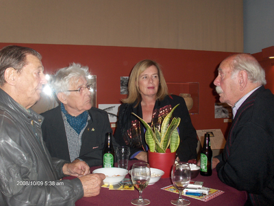 878118 Afbeelding van een groepje bezoekers bij de opening van de tentoonstelling 'Vodduh', in het Volksbuurtmuseum ...